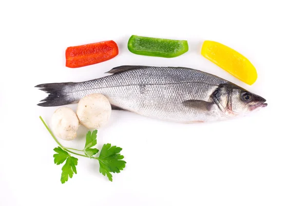 Seebarsch mit Gemüse. — Stockfoto