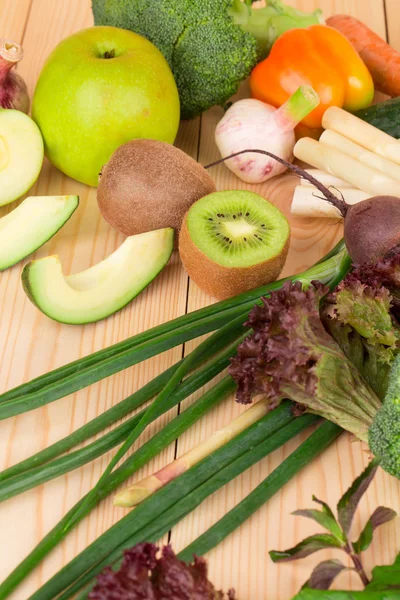 Produtos hortícolas na mesa — Fotografia de Stock