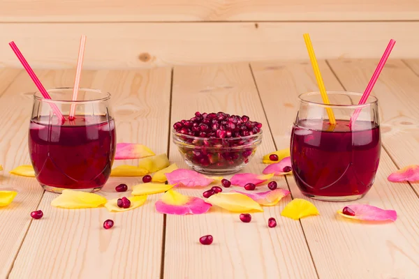 Opened pomegranate seeds and juice. — Stock Photo, Image