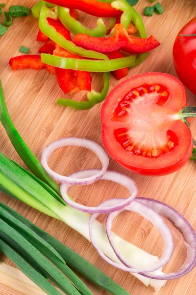 Primer plano de verduras en bandeja de madera . —  Fotos de Stock