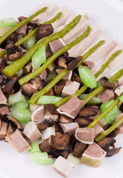 Läcker sallad med nötkött tunga. — Stockfoto