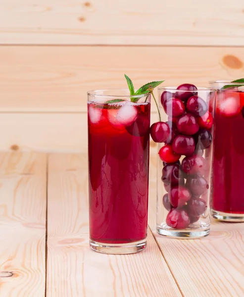 Cherry juice with cherries — Stock Photo, Image
