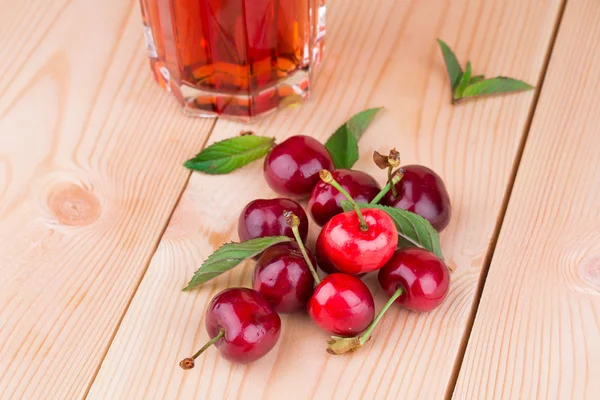 Zumo de cereza con cerezas —  Fotos de Stock