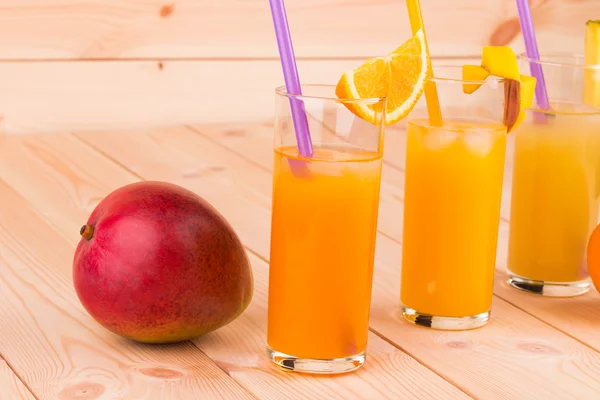 Portakal suyu ve dilimler — Stok fotoğraf