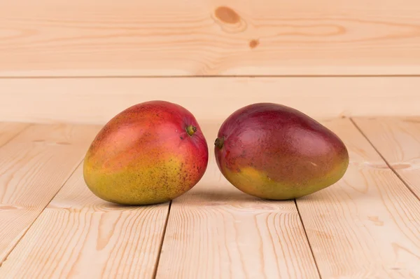 Isolierte reife Mango — Stockfoto