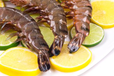 plaka üzerinde ham kaplan karides.