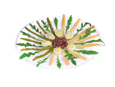Hamsi ile kuşkonmaz salatası.