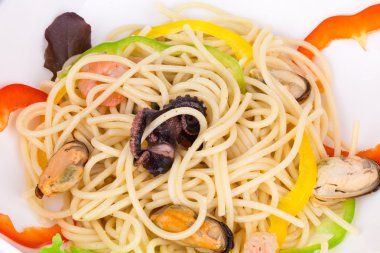 Deniz ürünleri ile lezzetli makarna çeşitleri.