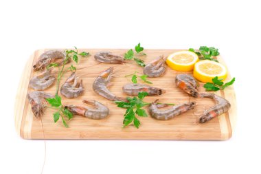 Ahşap tahta üzerinde taze karides.