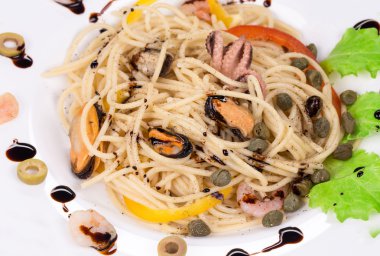 Lezzetli İtalyan makarna deniz ürünleri ve sos ile.