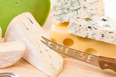 Lezzetli peynir ve ahşap tabakta bıçak.