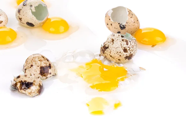 Сырые и разбитые перепелиные яйца . — стоковое фото