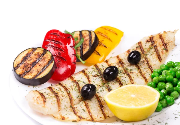 lezzetli sebzeli ızgara balık filetosu.