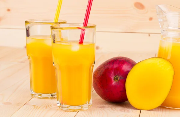 Mango y jugo . — Foto de Stock