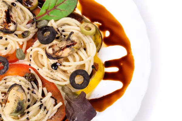 Smakelijke Italiaanse pasta met zeevruchten en saus. — Stockfoto