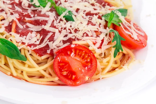Spaghetti z bazylią pomidorów i sera. — Zdjęcie stockowe