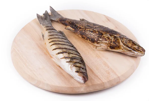 Due pesci di mare alla griglia sul piatto . — Foto Stock