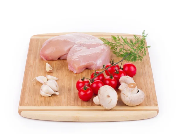 Syrové kuřecí prsíčka se zeleninou na dřevo. — Stock fotografie
