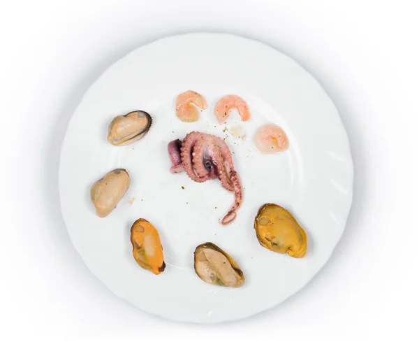 Läckra skaldjur på runda plattan. — Stockfoto