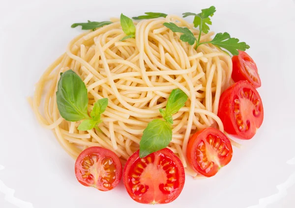 Nudeln mit Tomatensauce und Basilikum. — Stockfoto