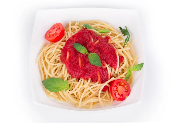 Pasta con salsa de tomate y albahaca. — Foto de Stock