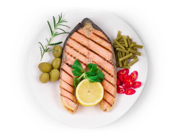 Assiette blanche de steak de saumon aux légumes . — Photo