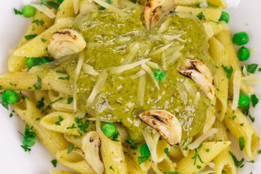 Italiaanse pasta met pesto 