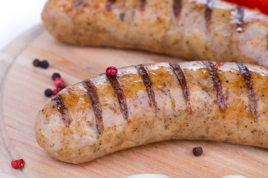 ahşap üzerine Kızarmış sosis.