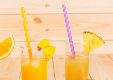 portakal suyu ve dilimler