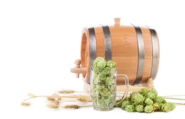 Barrel mug with hops — Stock Photo, Image