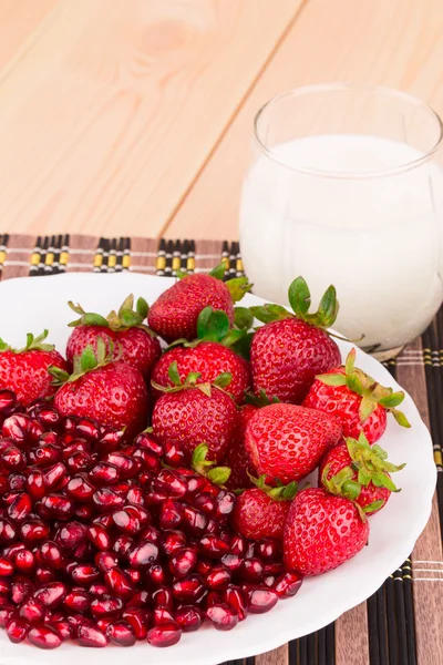 Fresh milk and strawberry — Stock Photo, Image