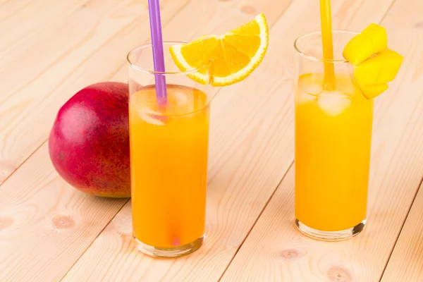 Suco de laranja e fatias — Fotografia de Stock