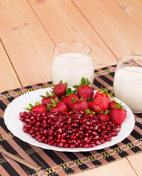 Mjölk och jordgubbe — Stockfoto