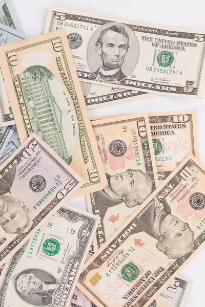 Un mucchio di diverse banconote in dollari . — Foto Stock