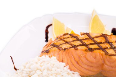 Portre de ızgara somon.