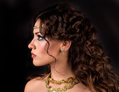 Mısır tarzı kadın siyah arka plan üzerine