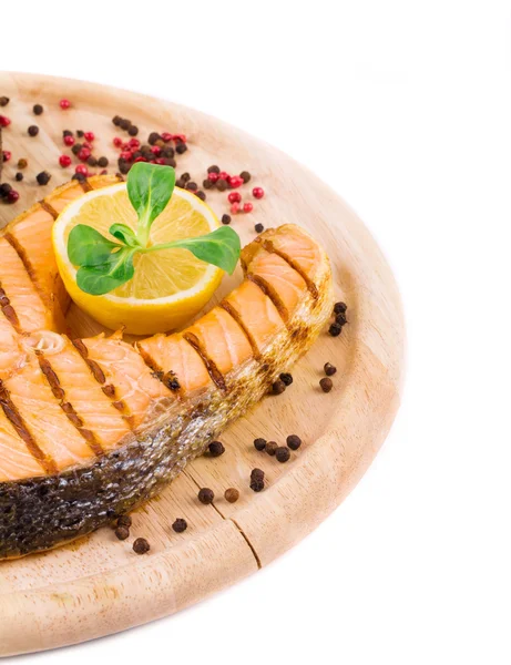 Bistecche di salmone su piatto . — Foto Stock