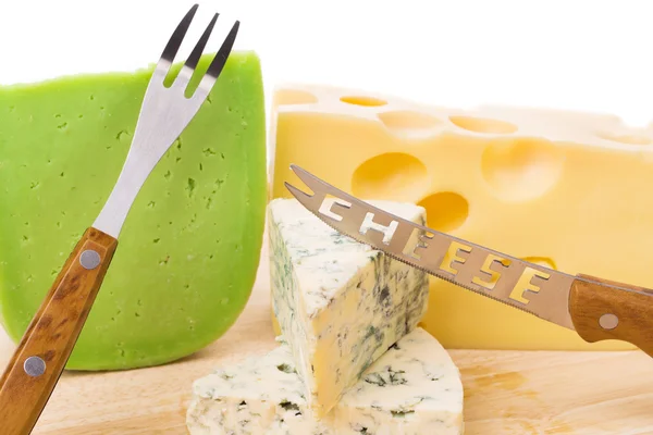 Delicious cheese and knife on wood platter. — Stock Photo, Image