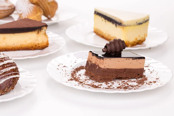 Trozos de pasteles en blanco — Foto de Stock