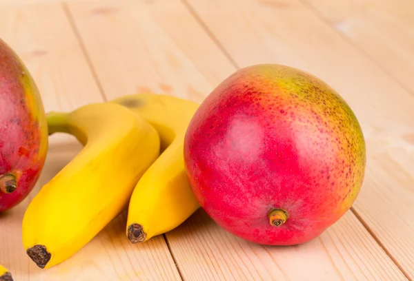 Mangoes and bananas — Stock Photo, Image