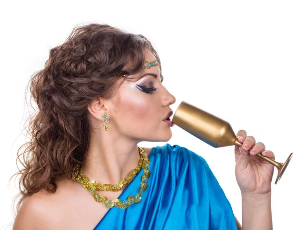 Frau im ägyptischen Stil mit goldenem Glas in der Hand — Stockfoto