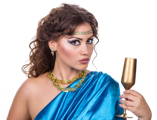 Frau im ägyptischen Stil mit goldenem Glas in der Hand — Stockfoto