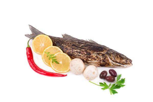 Sabre de mer grillé avec légumes sur l'assiette — Photo