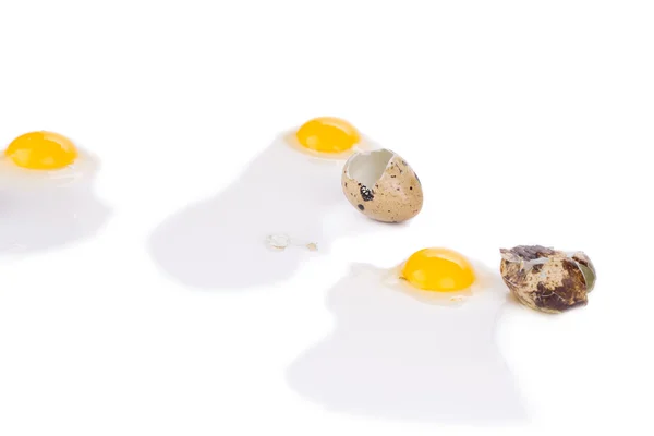 Huevos rotos de codorniz cerca —  Fotos de Stock