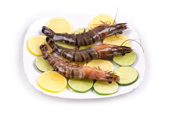 Camarones frescos con limón — Foto de Stock