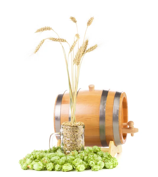 Wooden barrel with hops — Stock Photo, Image