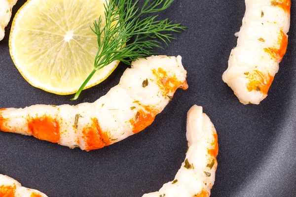 Tiger shrimps on black pan — Stock Photo, Image