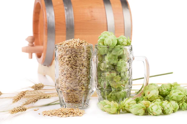 Barrel mug with hops. — Stock Photo, Image