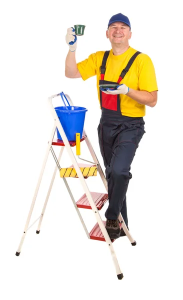 Werknemer op ladder met kopje thee. — Stockfoto