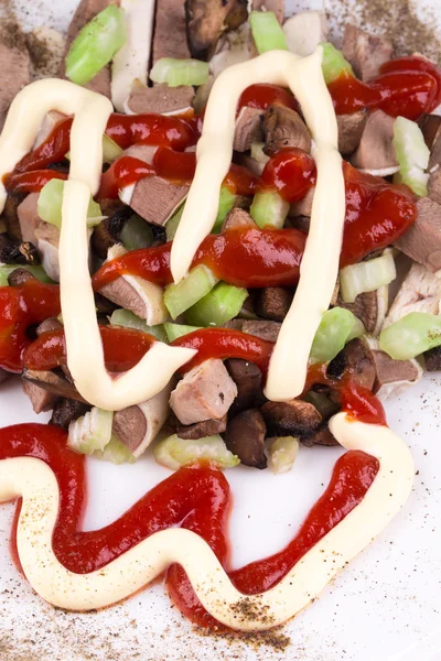 Heerlijke salade met rundvlees tong — Stockfoto